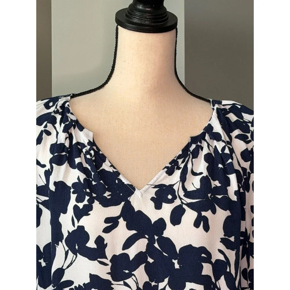 Loft Navy Blue/White Floral Top w/Short Puff Sleeves Sz M